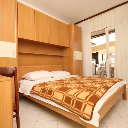 Apartment By The Sea Starigrad, Paklenica - 6586 *